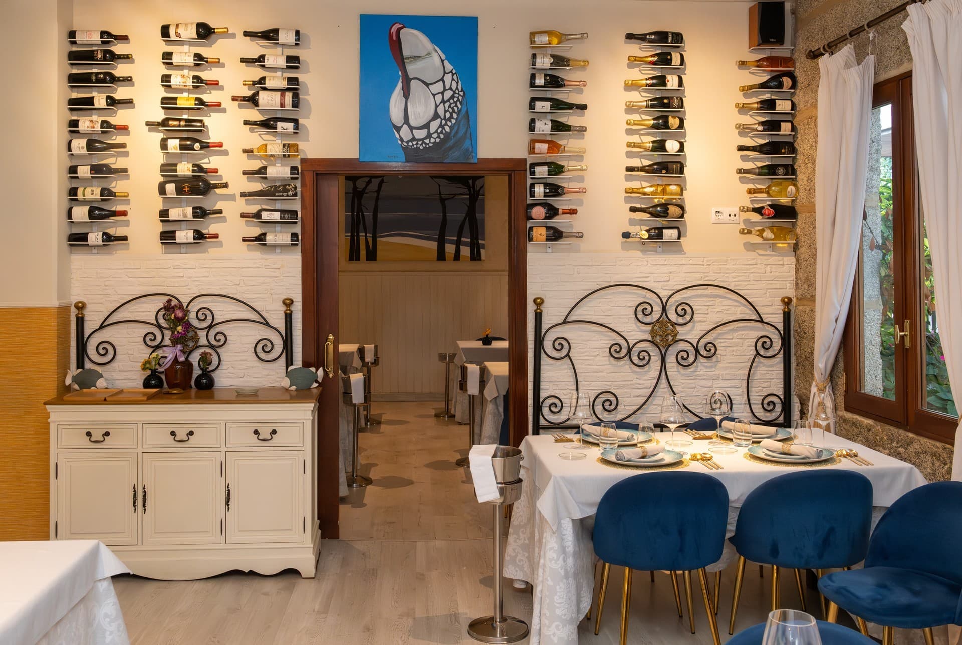 Reserve una mesa y disfrute de pescado del día en Baiona