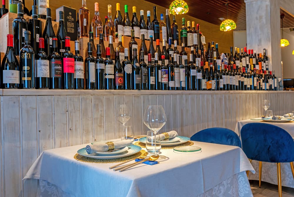 Bodega de vinos con más de 300 referencias seleccionadass